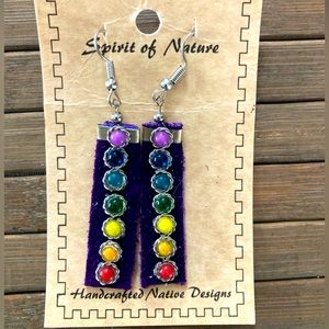 👑🐝 Colorful 7 chakras handmade Native earrings on purple leather.